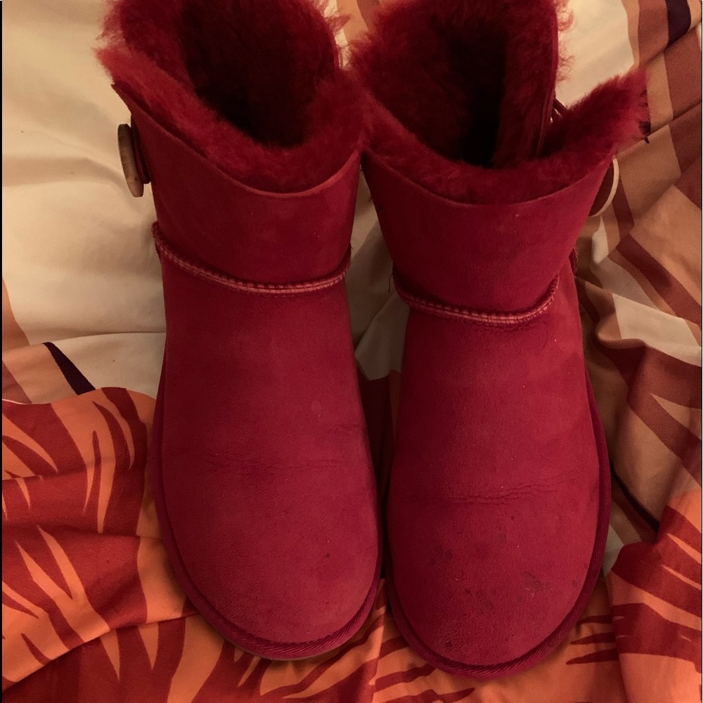 I’m selling Uggs! Color red size 9